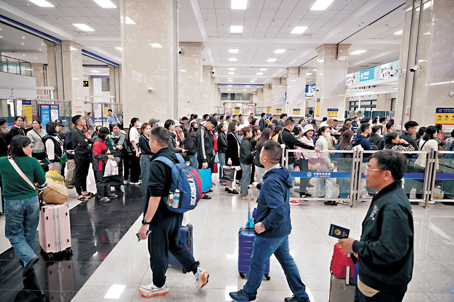 ●中方面向東盟10國和東盟觀察員東帝汶推出「東盟簽證」,為符合要求的11國商務人員及其配偶、子女審發5年多次、停留期最長為180日的相應類別來華簽證。圖為3月16日越南旅客排隊從雲南河口口岸入境中國。資料圖片