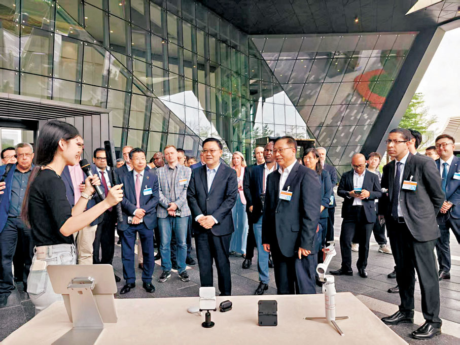 ●崔建春(前右二)率團參訪深圳,在前海與企業代表交流。香港文匯報記者李望賢 攝