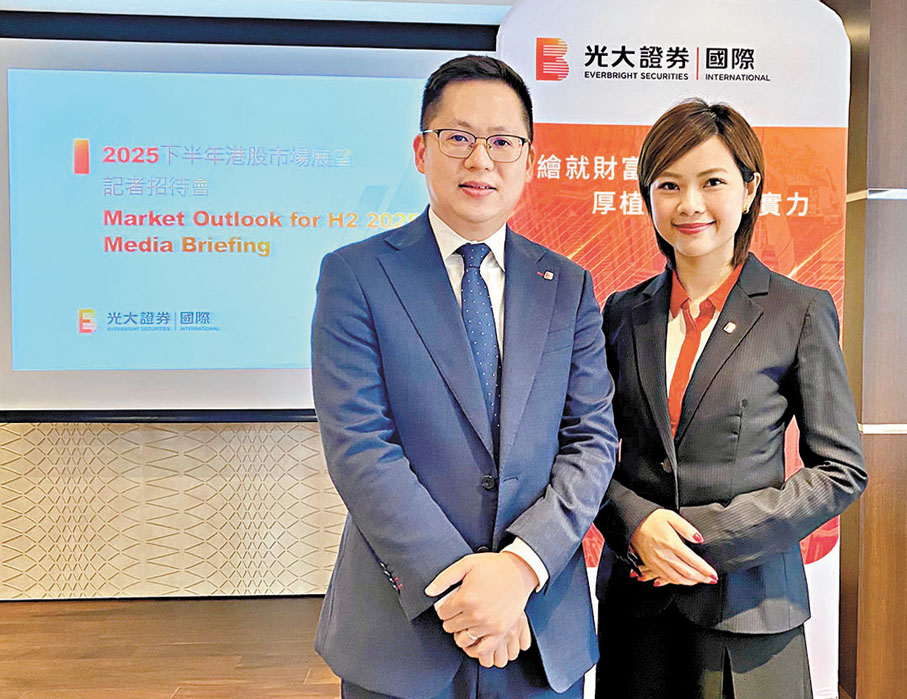 ●光大證券湯麗鴻(右)指,受全球新一輪貿易戰影響,市場擔憂美國經濟步入衰退,投資者仍傾向將黃金作為避險資產配置。旁為伍禮賢。