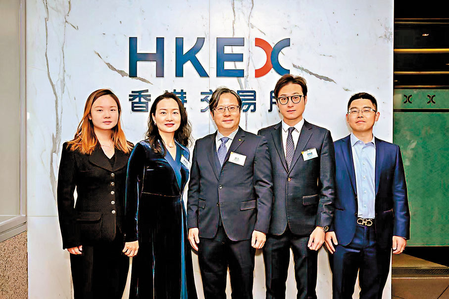 ●德勤專業服務團隊協助客戶成功於香港交易所上市後合影留念。