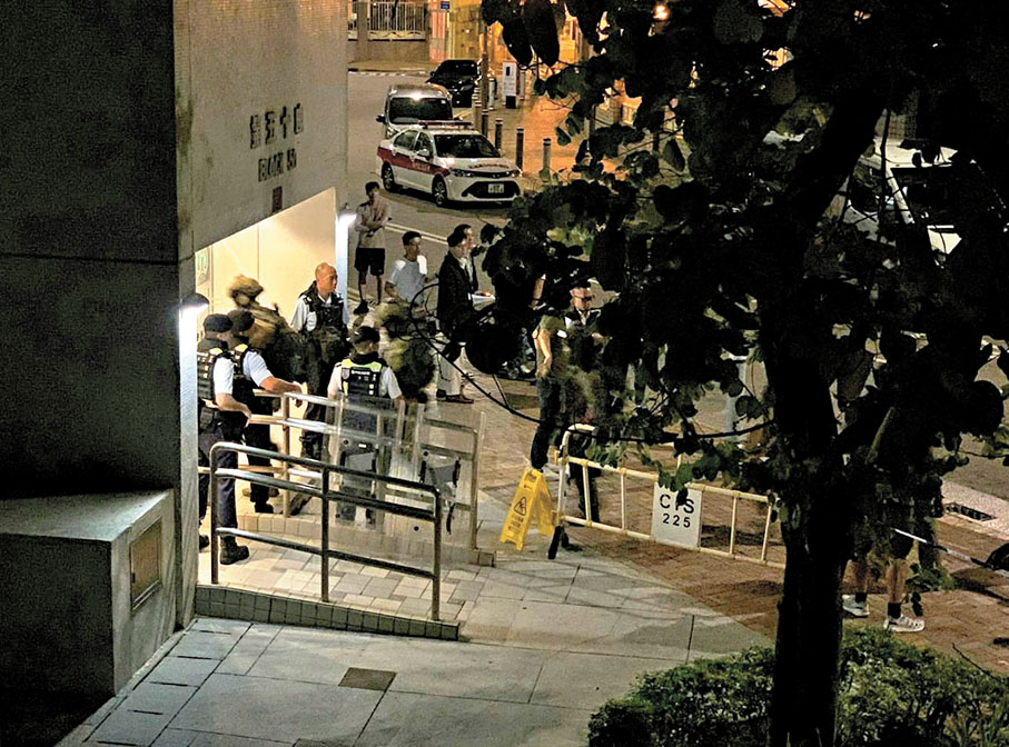 ●前晚大批身穿避彈衣及荷槍實彈的警員到第一城戒備。 網上圖片