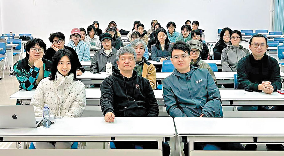 ●張獻民和碩士生們的大課結課合影。 受訪者供圖