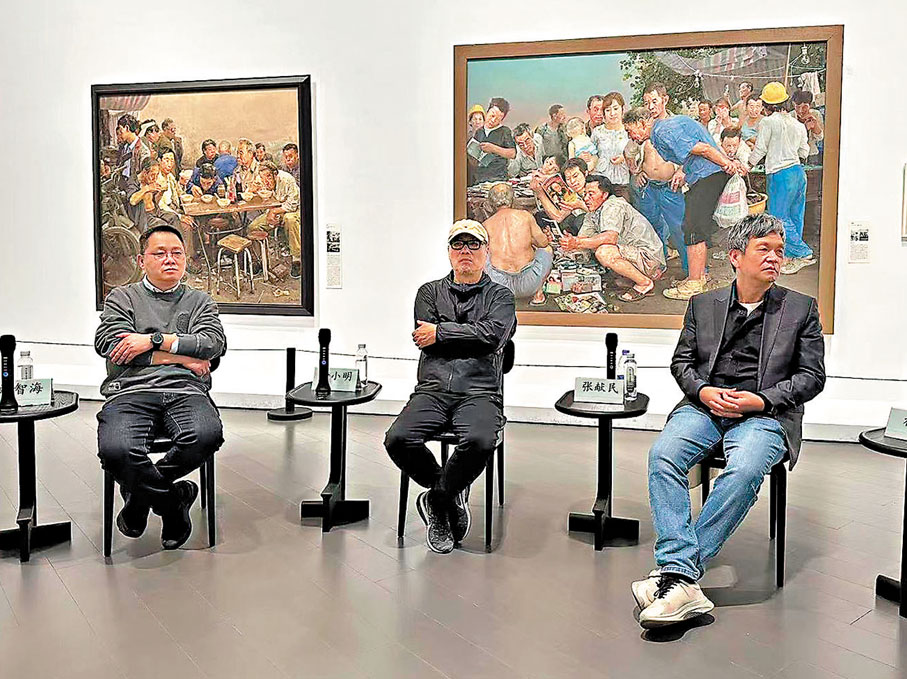 ●(右起)張獻民與徐小明、劉智海在忻東旺的展覽,一個電影與藝術的跨界活動。 受訪者供圖