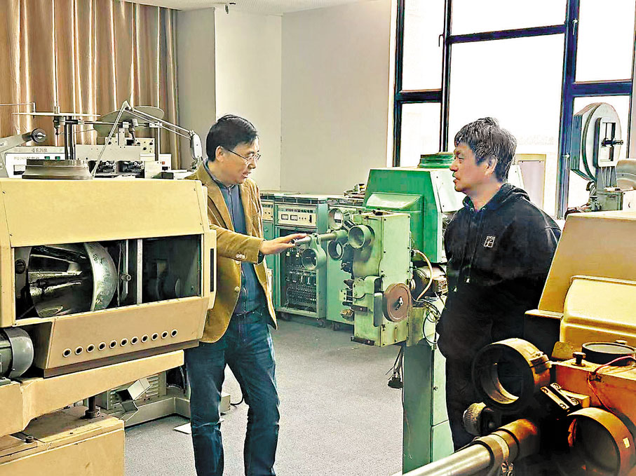 ●張獻民參觀廈門大學的電影資料收藏。 訪者供圖