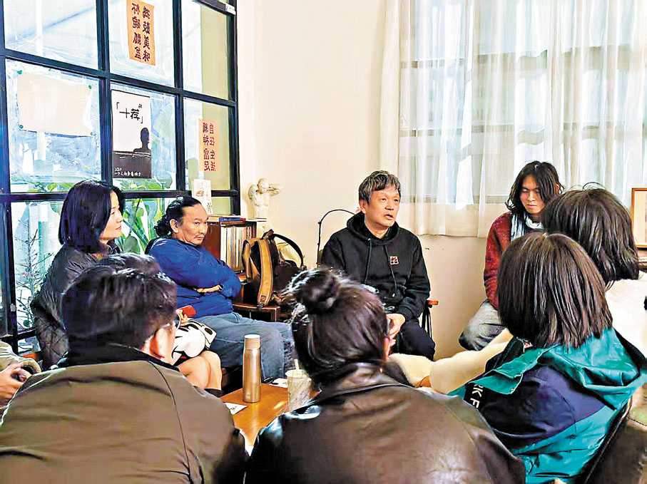 ●張獻民和影迷聚會對話。 受訪者供圖