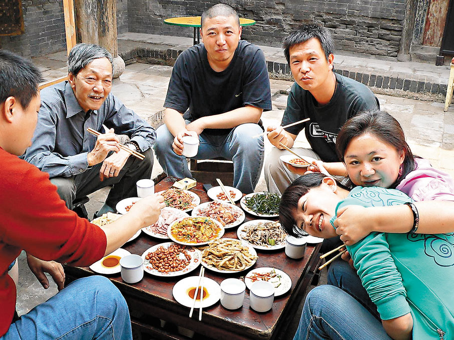 ●張獻民與紀錄片人司徒兆敦(左二)、徐辛(左三)就美食聊電影。受訪者供圖
