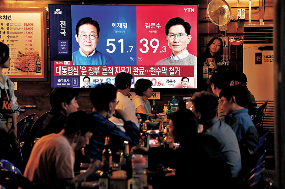 ●三大主流電視台平均出口民調顯示,李在明獲得過半數選票領先。 新華社