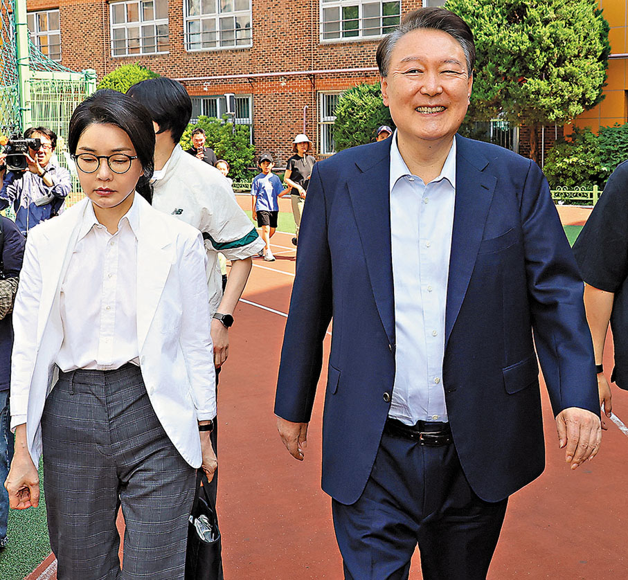 ●被罷免的前總統尹錫悅及妻子金建希前往票站投票。 法新社