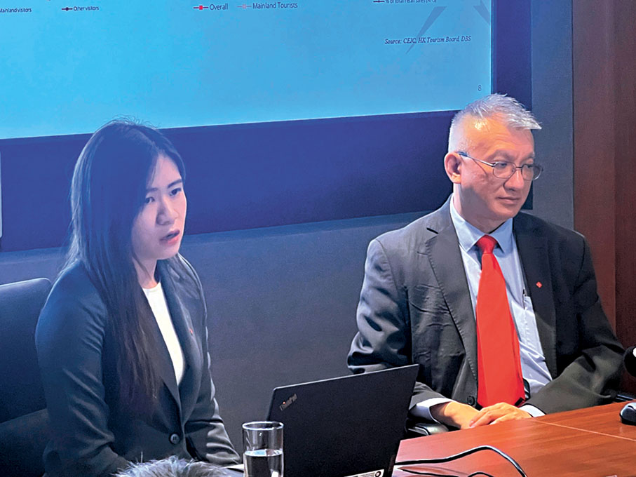 ●星展香港執行董事、經濟研究部香港房地產業分析師丘卓文（右）。 香港文匯報記者周曉菁 攝