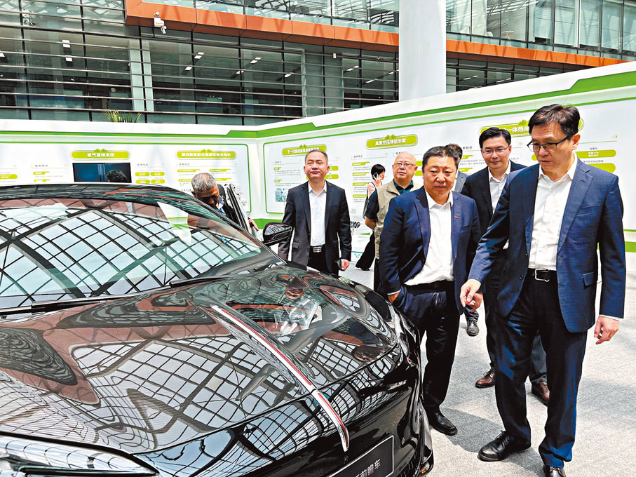 ●孫東(右一)表示，博鰲科創論壇在港舉行，將助力香港建設國際創科中心。圖為孫東昨日參觀長春一汽集團。
