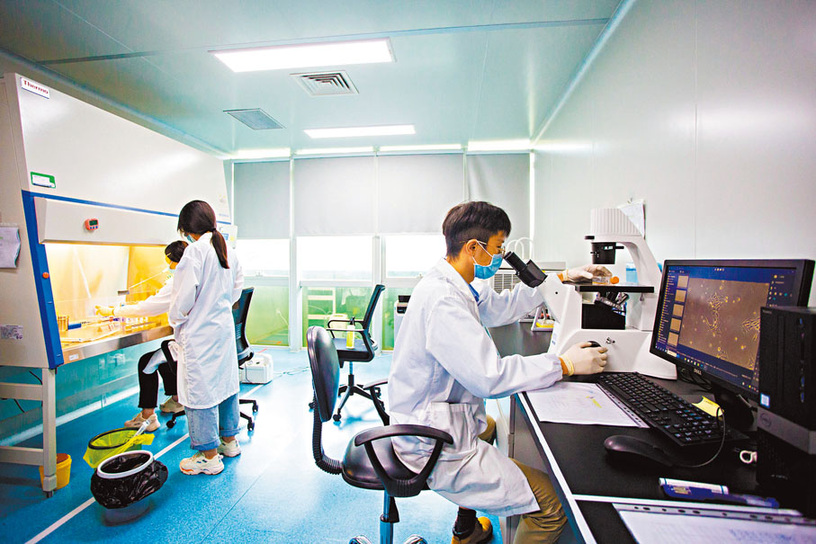 ●橫琴深合區出台新措支持生物醫藥產業發展，對重點項目最高獎兩千萬元。圖為橫琴粵澳深度合作區藥品研發現場。 香港文匯報橫琴傳真