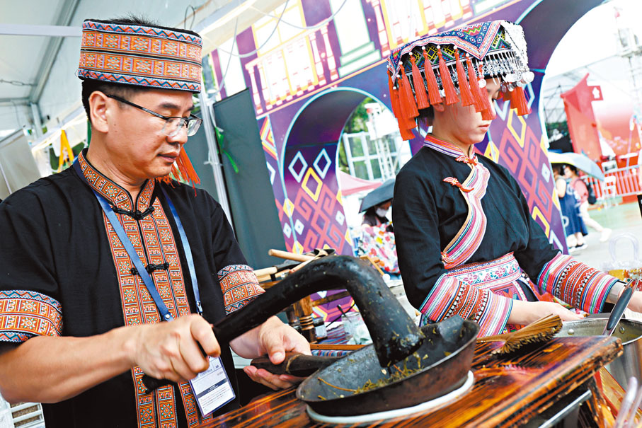 ●周黎維與徒弟輪流打茶，現場煮製廣西恭城油茶。香港文匯報記者萬霜靈  攝