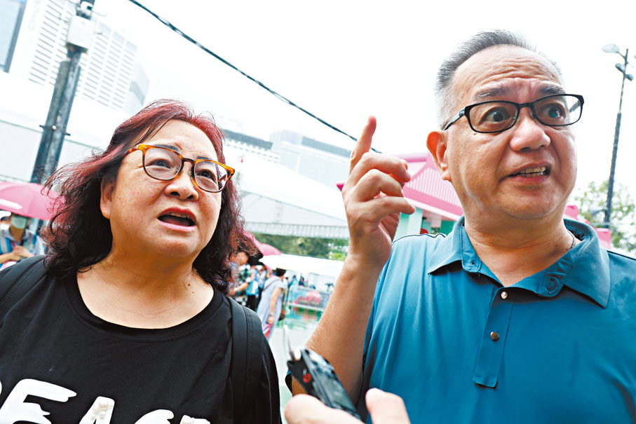 ●吳先生、吳太太再嘗油茶，桂林遊的回憶湧上心頭。 香港文匯報記者萬霜靈 攝