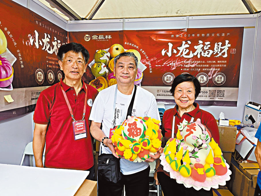 ●畢成德（中）說，花餑餑的五顏六色都來自菠菜、蘿蔔等新鮮蔬果汁。香港文匯報記者萬霜靈 攝