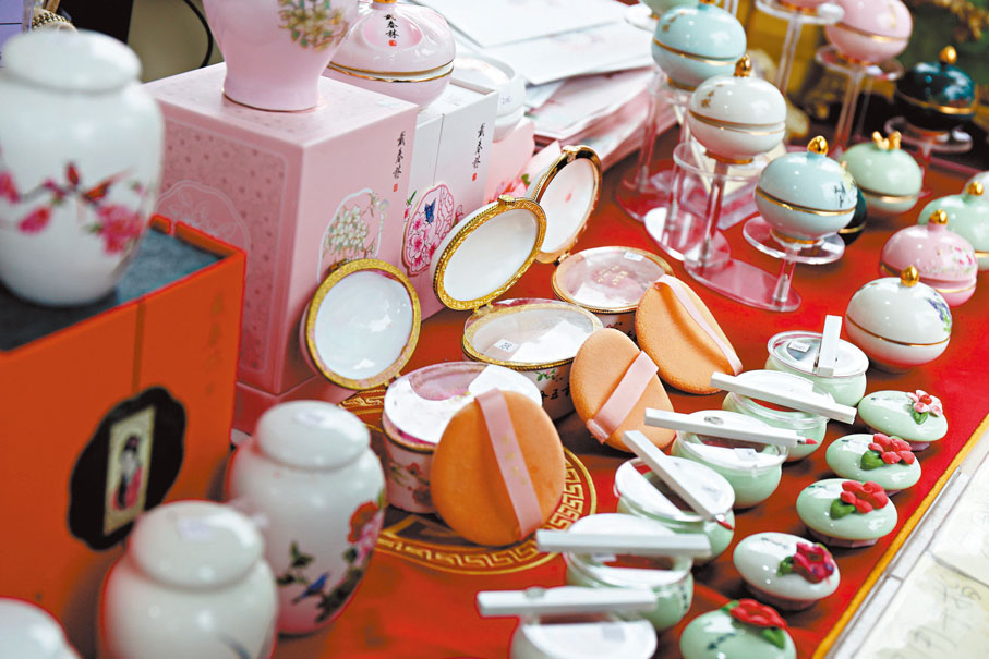 ●揚州非遺戴春林香粉來到維園擺攤位。香港文匯報記者萬霜靈 攝