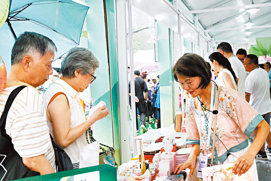 ●魏素娟（右一）說，揚州非遺香粉採用珍珠粉、茯苓粉、桃花等漢方原料製成。右二為劉女士。 香港文匯報記者萬霜靈 攝