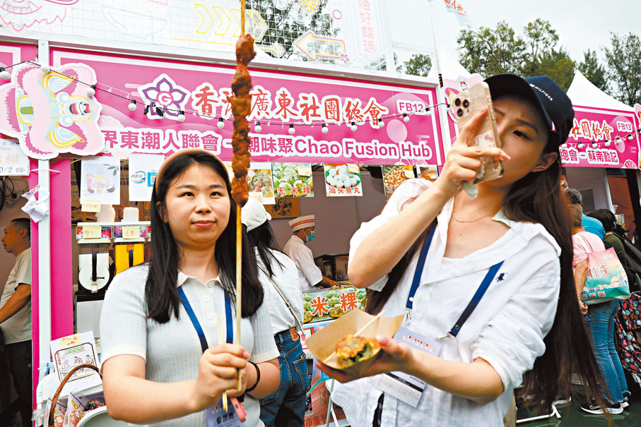 ●買下一長串美食，自然要打卡。香港文匯報記者萬霜靈 攝