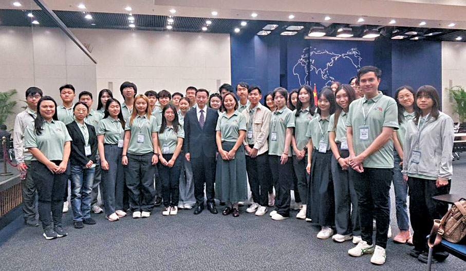 ●同學們旁聽完國家外交部例行記者會後，與當日發言人林劍合影。