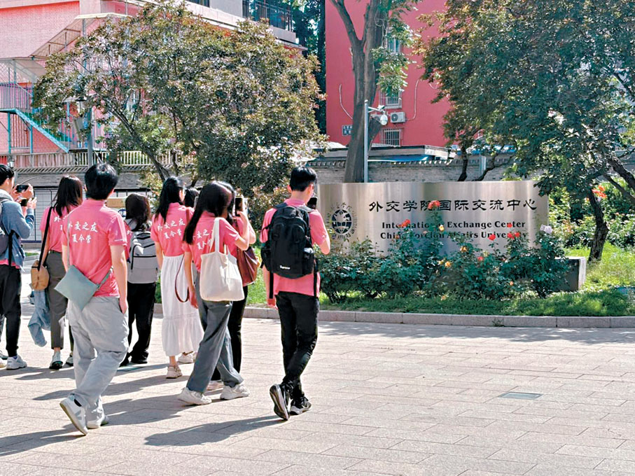 ●6月2日上午，同學們到訪外交學院聽講座。