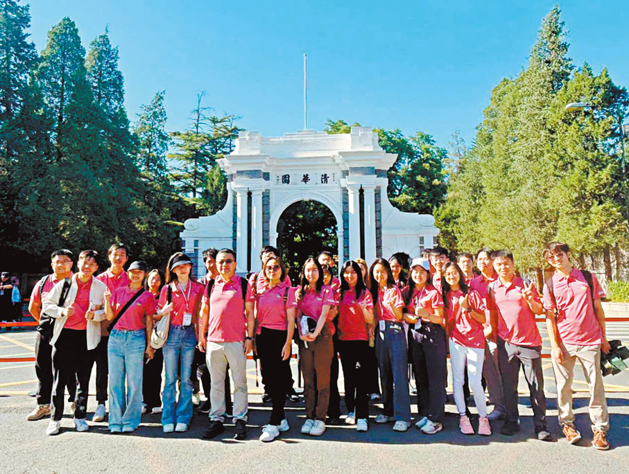 ●同學們於清華大學門口合影留念。