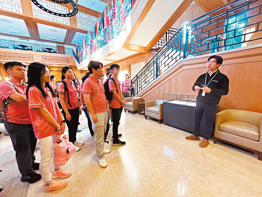 ●清華港生李澤森（右）為同學們進行導賞。