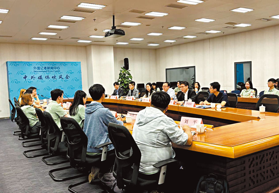 ●同學們與外交部的青年代表進行交流，獲益良多。