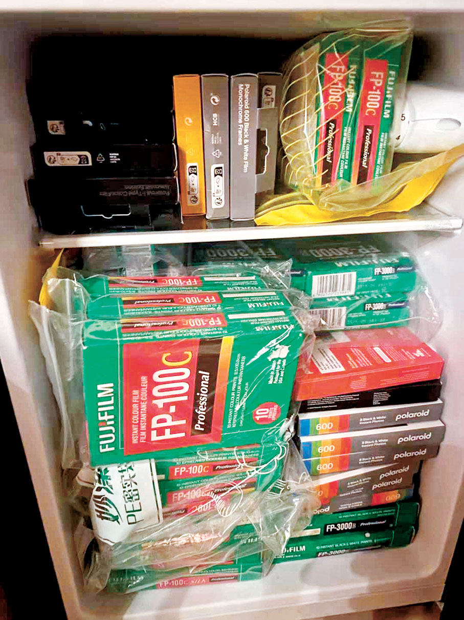 ●市面上的撕拉片相紙都是過期庫存，需要仔細保存。圖為賴先生在冰箱中存放的撕拉片相紙。香港文匯報廣州傳真