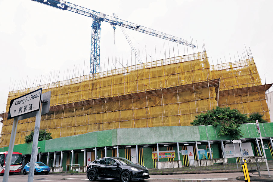 ●正興建中，位於柴灣的水務署大樓和懲教署總部大樓地盤。香港文匯報記者萬霜靈  攝