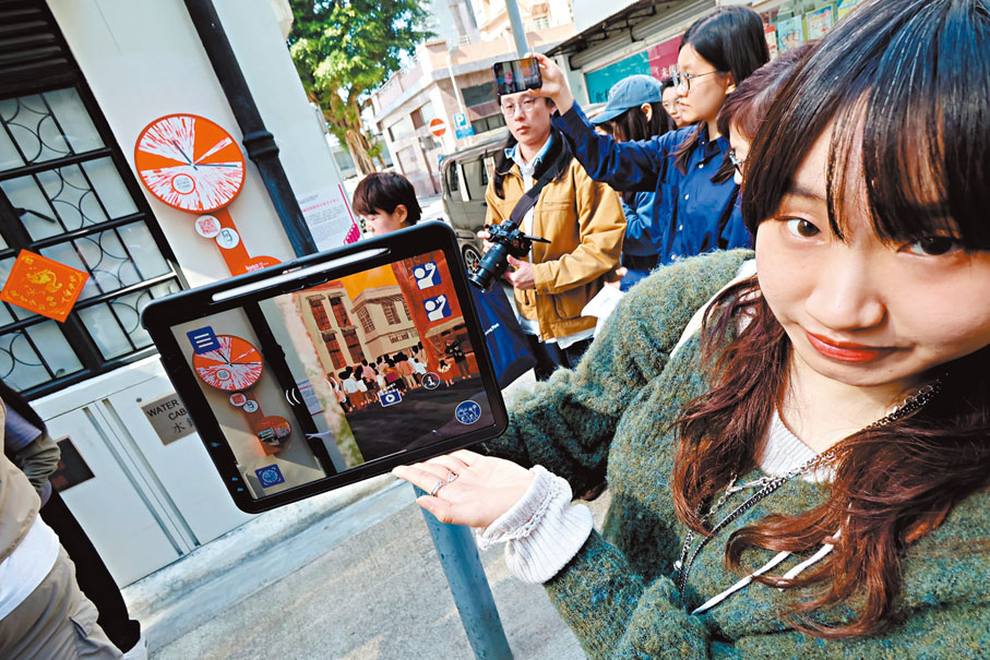 ●圖為透過「城市景昔」手機應用程式，掃描大坑火龍文化館外的時鐘標誌，可以看到該地點過去的歷史情景。 資料圖片