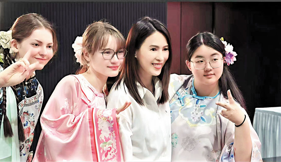 ●身穿漢服的學生們與梁琤合影。 受訪者供圖