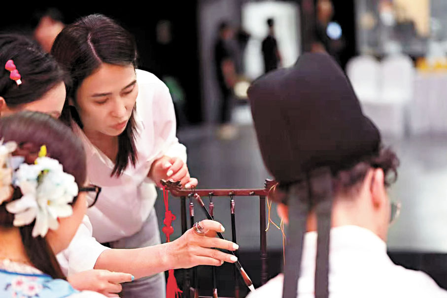 ●梁琤作為導師為法國學生講解如何使用毛筆。  受訪者供圖