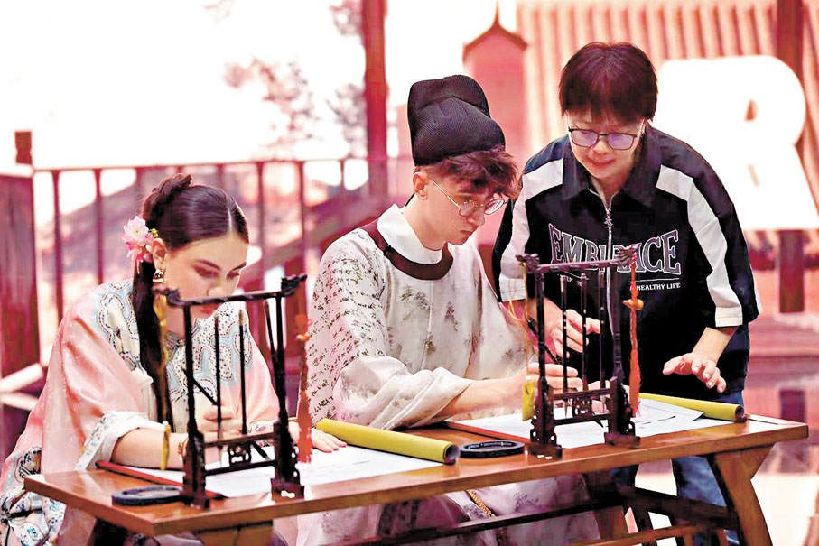 ●資深製作人葉汶萱現場指導學生。受訪者供圖