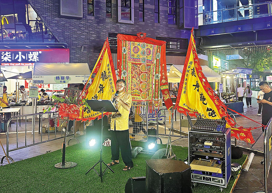 ●龍舟說唱代表性傳承人梁章來在演出中。資料圖片