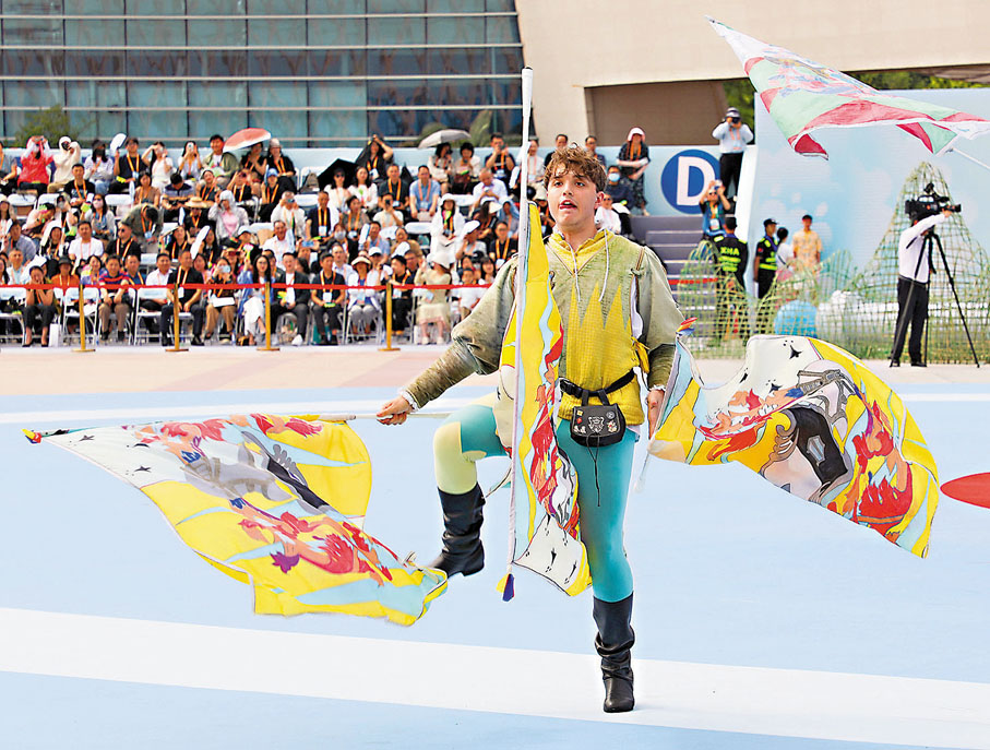 ●中國成都國際非物質文化遺產節開幕儀式上的《意大利旗舞》表演。    李兵 攝