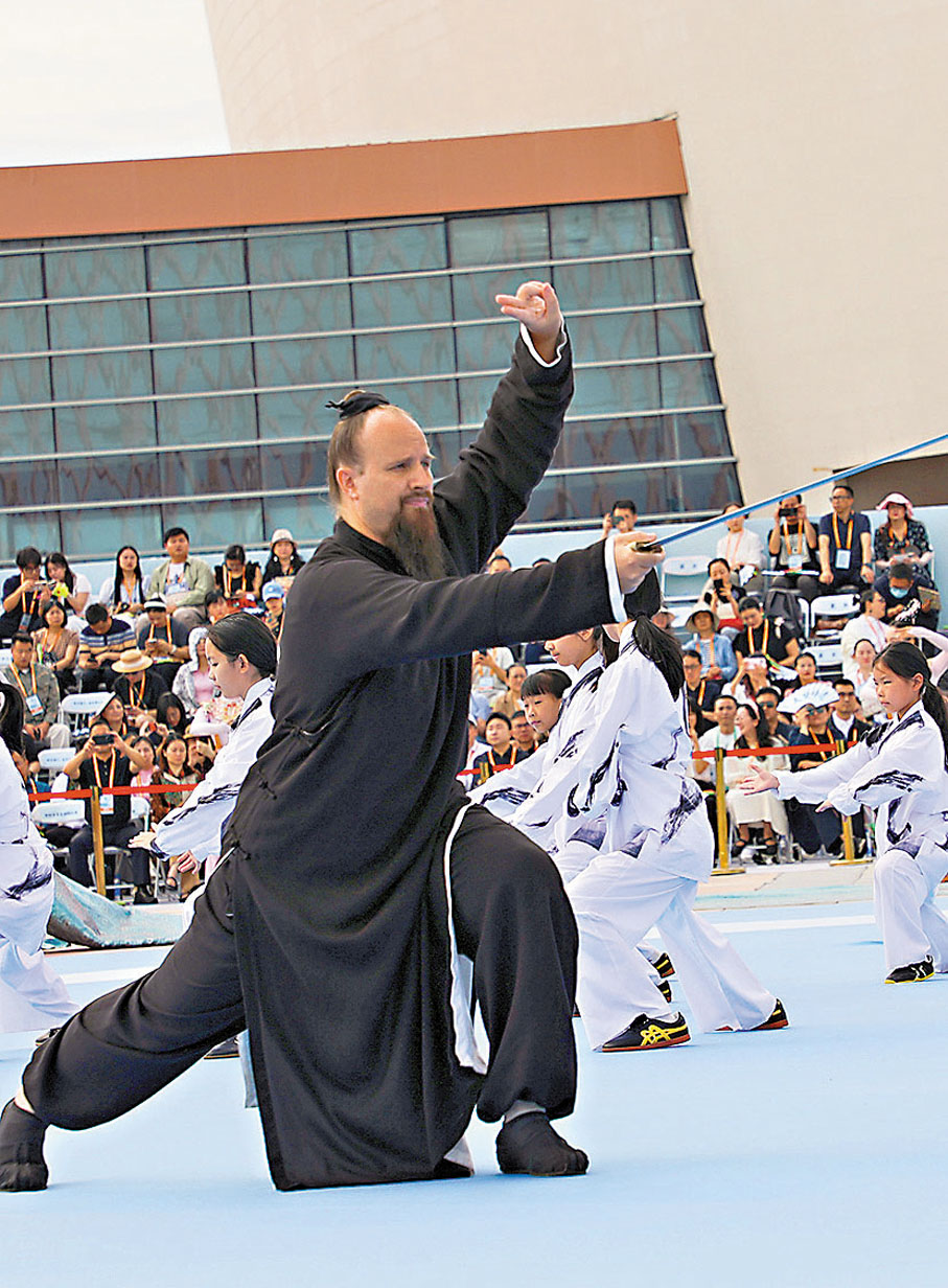 ●洋武師表演中國武術。 李兵 攝