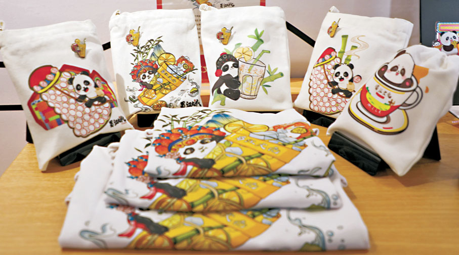 ●融合川港文化元素的抱枕。   李兵 攝