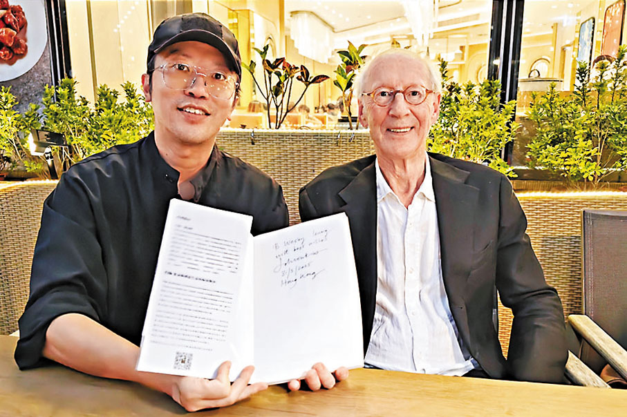 ● 作者向「世界創意經濟之父」約翰·霍金斯取經。