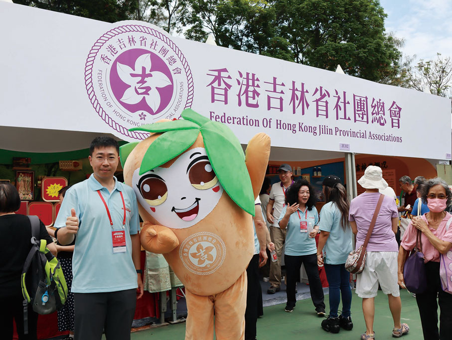 ●在今年的同鄉社團家鄉市集嘉年華上，侯佳貝介紹吉林省吉祥物「人參娃娃」。