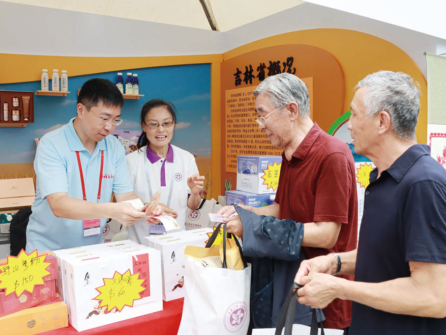 ●在今年的同鄉社團家鄉市集嘉年華上，侯佳貝向市民推介吉林省特產。