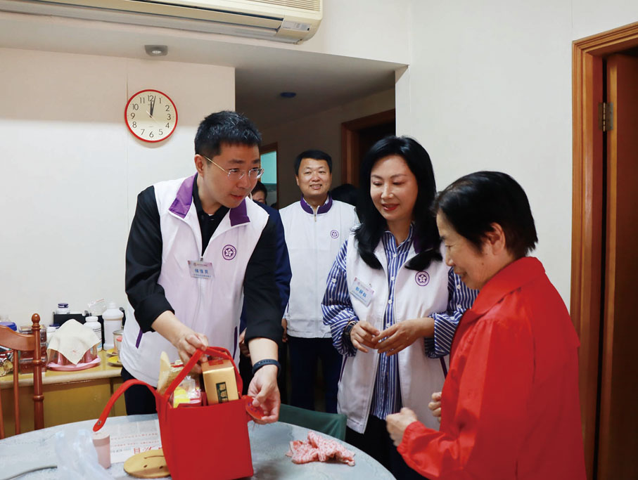 ●侯佳貝向社區老人送去關懷與溫暖。