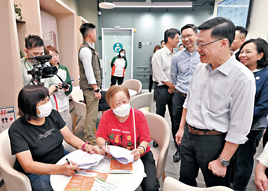 ●李家超（右一）參觀地區康健中心並與市民交流。 資料圖片