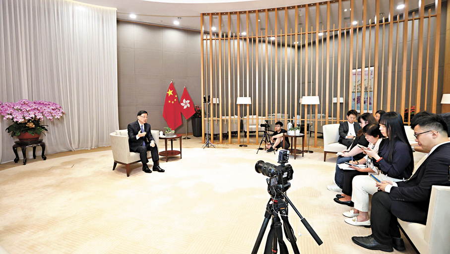 ●李家超接受大公文匯傳媒集團訪問。香港文匯報記者曾興偉  攝