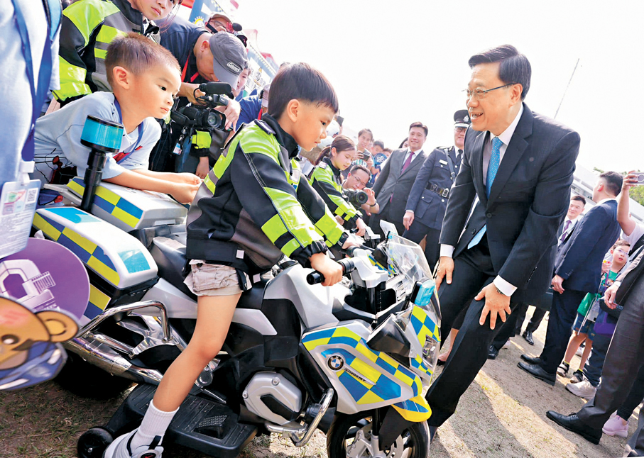 ●圖為去年的「全民國家安全教育日」，李家超與參加活動的小朋友交流。 資料圖片