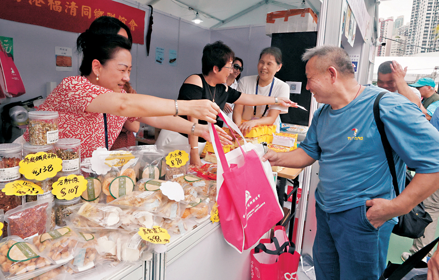 ●家鄉市集大收旺場,市民買得開心,展商同樣大豐收。 香港文匯報記者郭木又 攝