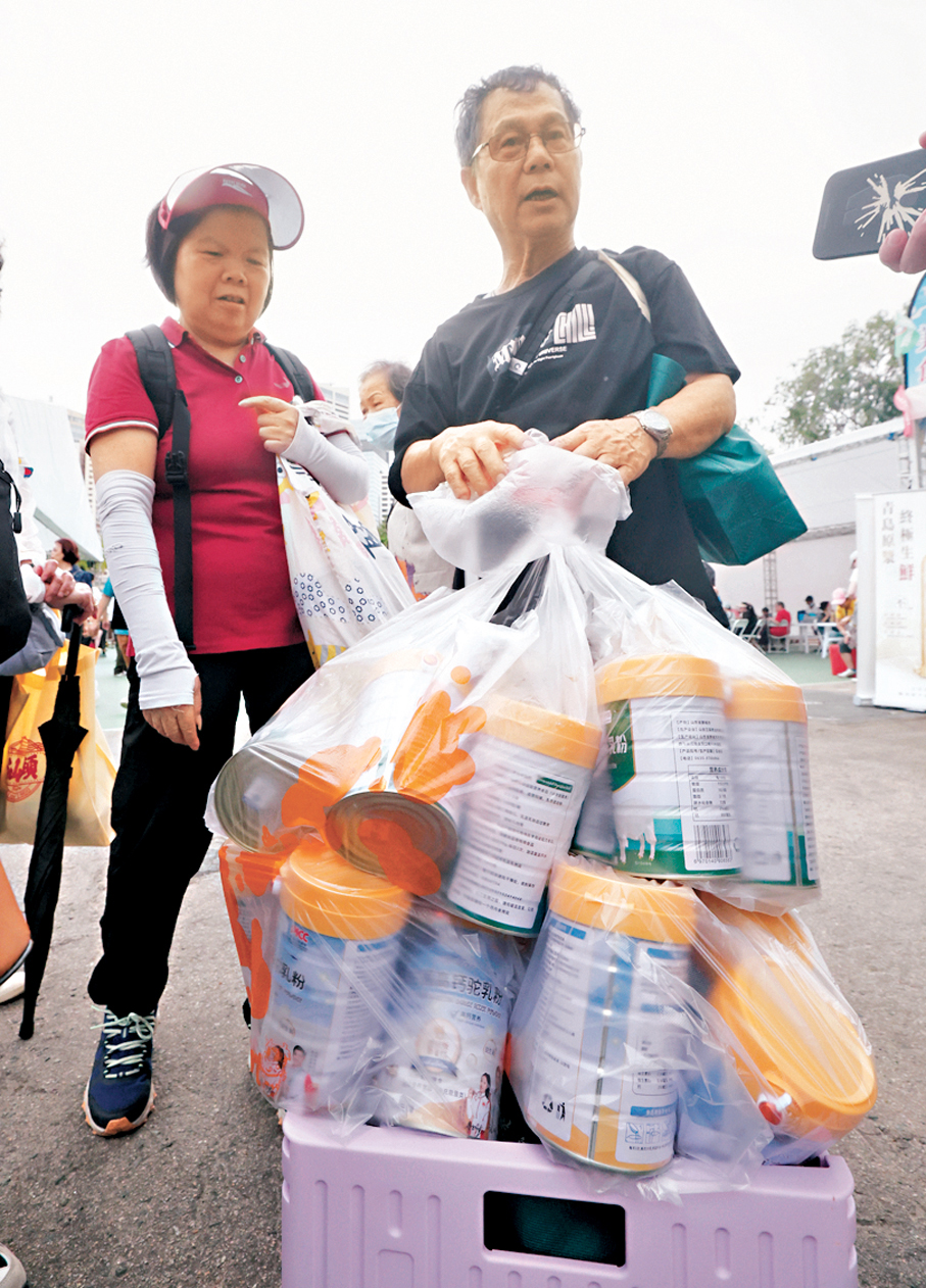 ●駱先生一口氣買了20罐羊奶粉。香港文匯報記者郭木又 攝