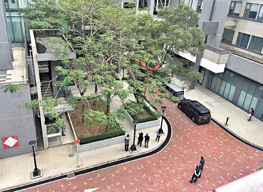 ●警方昨日下午派出探員到達嶺大校園內調查,檢獲涉案支票簿等。 嶺大學生會編委網上圖片