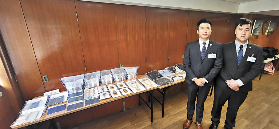 ●警方展示行動中檢獲的大批證物，包括一批假金條、假金鏈及假名錶等。香港文匯報記者鄧偉明  攝