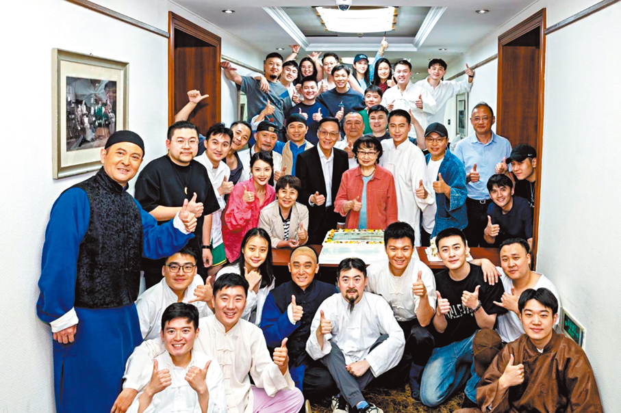 ●演員職員慶祝完成600場演出,開心大合照。 作者供圖