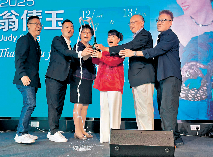 ●翁倩玉(右三)與主辦方一同預祝演出成功 。 子棠 攝