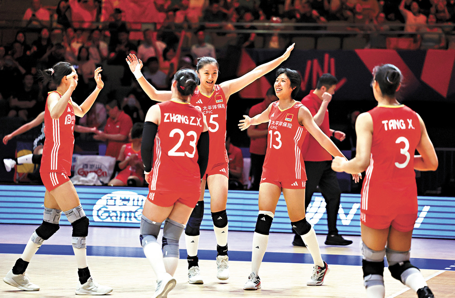 ●中國女排球員在賽後慶祝勝利。 新華社